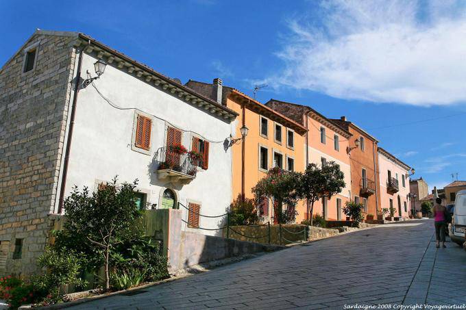 Luogosanto, en montant la via Regina Elena - Sardaigne