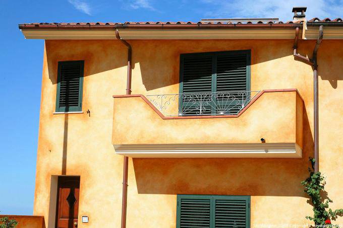 Luogosanto, via San Trano, façade aux couleurs de pain - Sardaigne