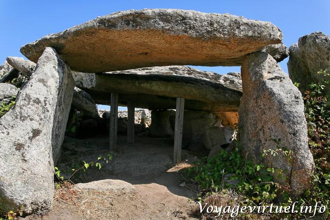 Luras, l'intérieur étayé du dolmen Ladas - Sardaigne
