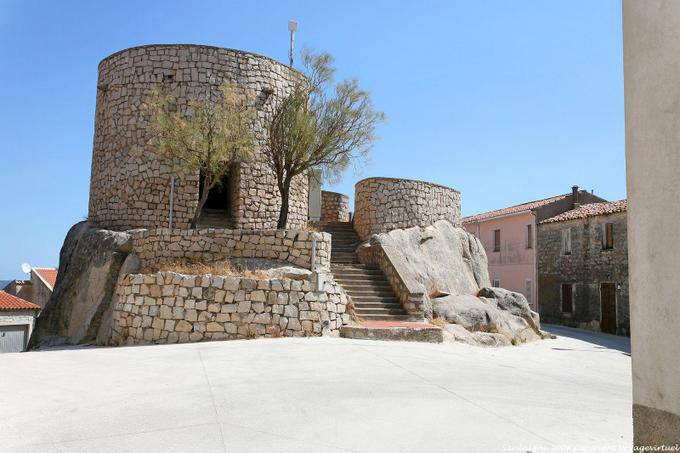 Luras, la tour et le fortin - Sardaigne