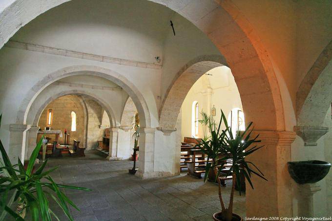 Monteleone Rocca Doria, chiesa San Stefano, arcades, autre vue intérieure - Sardaigne