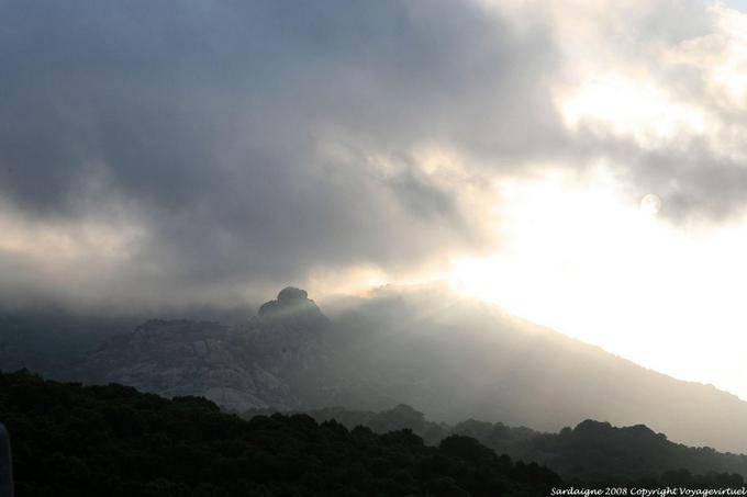 Monti, rayons solaires - Sardaigne