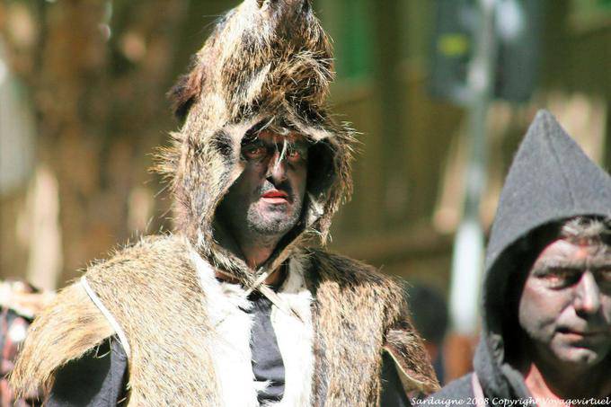 Nuoro, Festa del Redentore, costume sanglier et tête de sanglier - Sardaigne