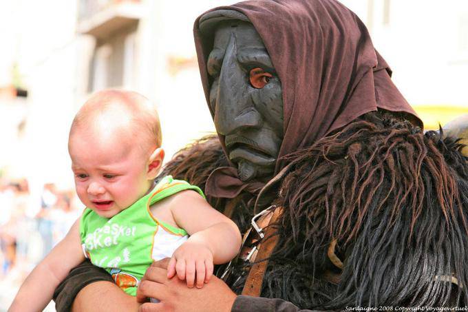 Nuoro, Festa del Redentore, Mamuthones de Mamoiada, peur d'enfant - Sardaigne