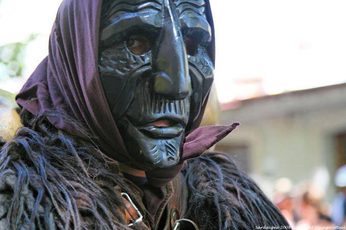 Nuoro, Festa del Redentore, Mamuthones de Mamoiada, regard en coin - Sardaigne