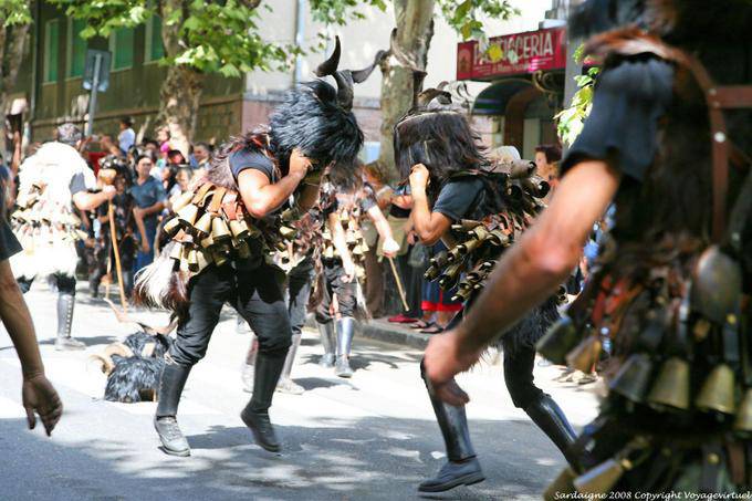 Nuoro, Festa del Redentore, Mamutzones Antigos Samugheo, affrontement - Sardaigne