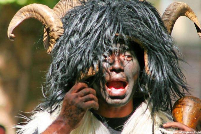 Nuoro, Festa del Redentore, Mamutzones Antigos Samugheo, cri de la bête - Sardaigne
