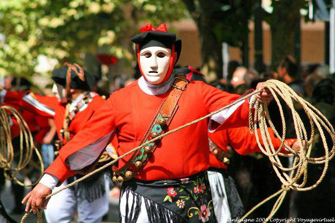 Nuoro, Festa del Redentore, Maschere Mamoiada, préparation du lasso - Sardaigne