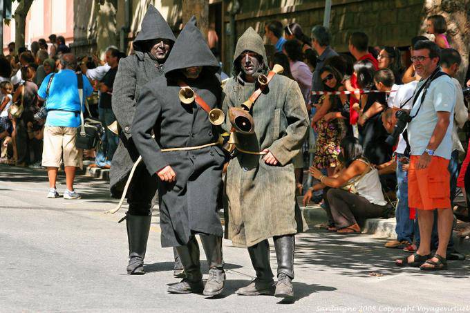 Nuoro, Festa del Redentore, mineurs de Barbagia, battage de pave - Sardaigne