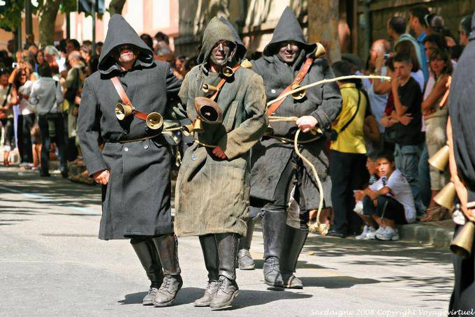 Nuoro, Festa del Redentore, mineurs de Barbagia, danse en trio - Sardaigne