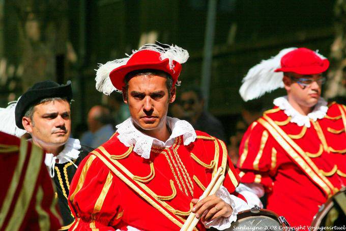 Nuoro, Festa del Redentore, musicien au costume rouge - Sardaigne
