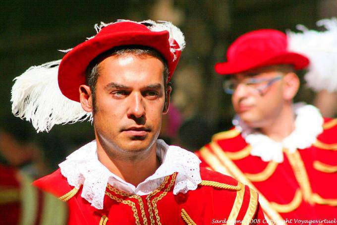 Nuoro, Festa del Redentore, musicien au costume rouge regard vert - Sardaigne