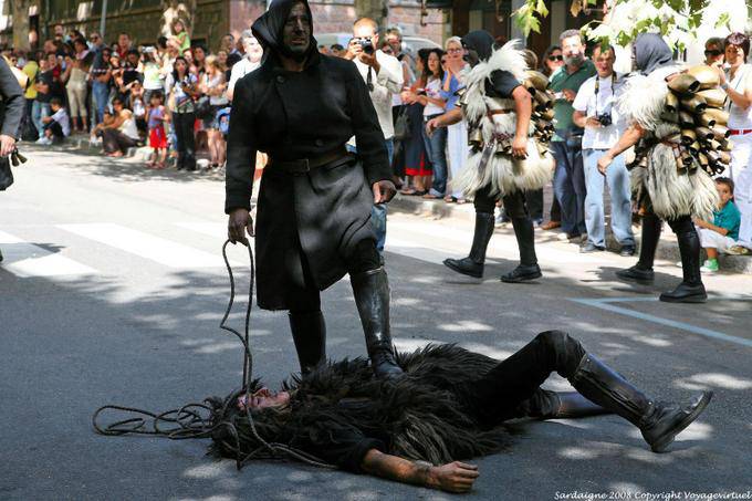 Nuoro, Festa del Redentore, Sonaggiaose Surzu Ortueri, pied sur la bête - Sardaigne
