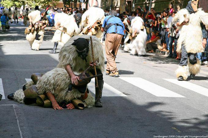 Nuoro, Festa del Redentore, sos Merdules Bezzos de Otzana, prise de bête - Sardaigne