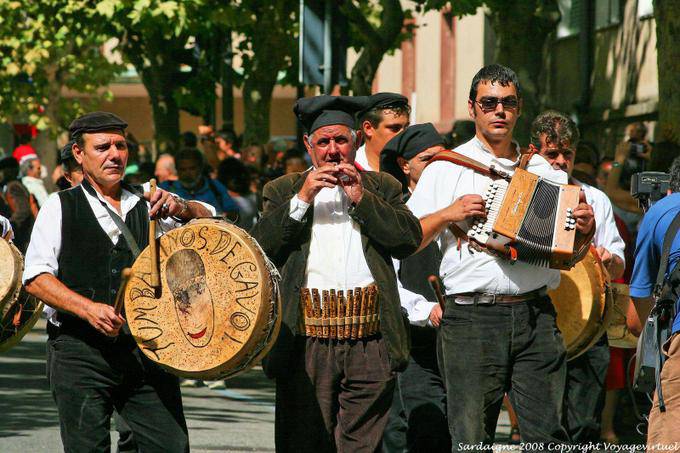 Nuoro, Festa del Redentore, Tamburinos de Gavoi, joueur de flutiau - Sardaigne