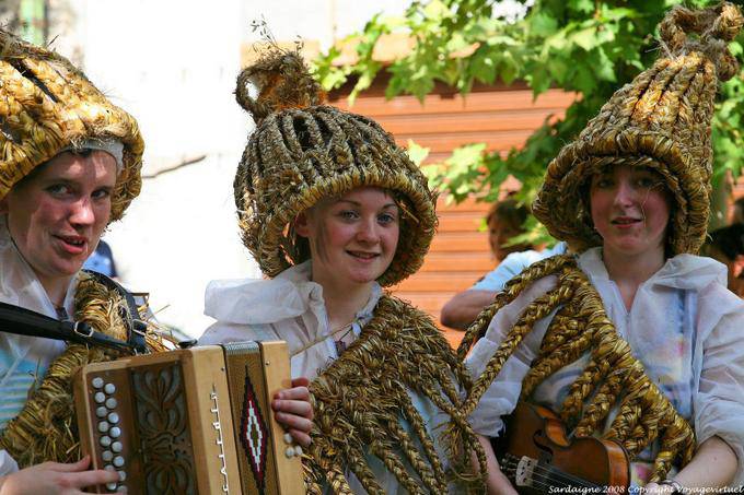 Sourire et accordéon, Nuoro, Festa del Redentore, tenues traditionnelles végétales - Sardaigne