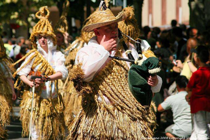 Nuoro, Festa del Redentore, tenues traditionnelles végétales cornemuse - Sardaigne
