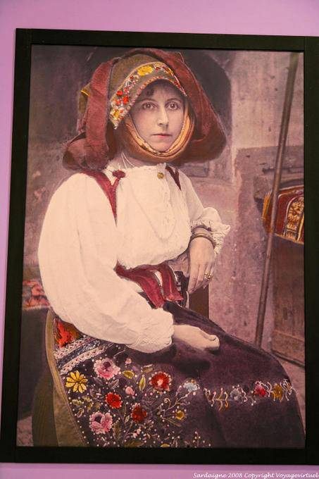 Nuoro Museum, femme sarde en costume traditionnel - Sardaigne
