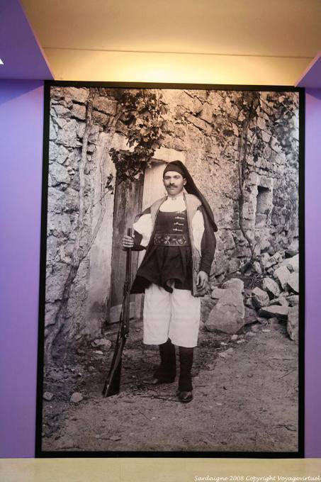 Nuoro Museum, homme sarde au fusil - Sardaigne