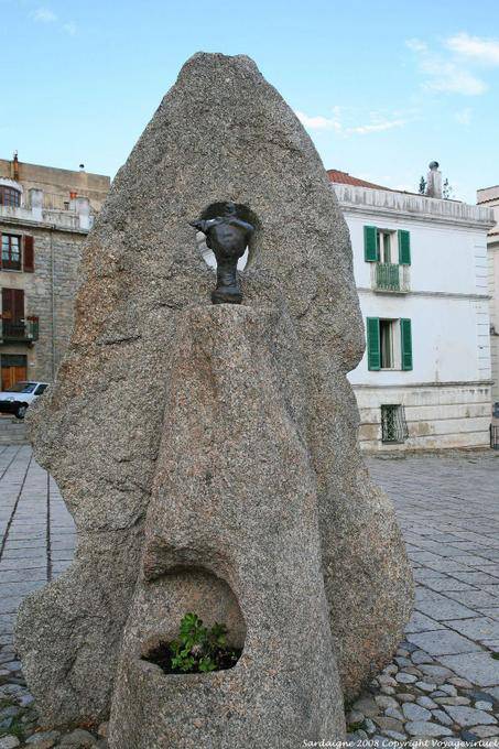 Bloc de granit pour abriter une statue en bronze, Nuoro, piazza Sebastiano Satta, sculpture Constantino Nivola - Sardaigne