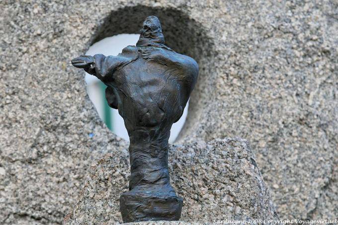 Circulez disait le poète, Nuoro, piazza Sebastiano Satta, sculpture Constantino Nivola - Sardaigne