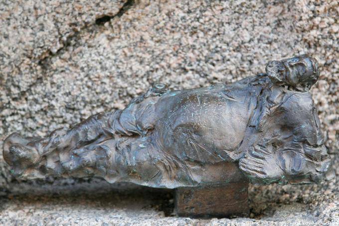 Le poète sarde couché, Nuoro, piazza Sebastiano Satta, sculpture Constantino Nivola - Sardaigne