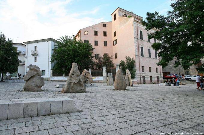 Nuoro, piazza Sebastiano Satta sculpture Constantino Nivola - Sardaigne