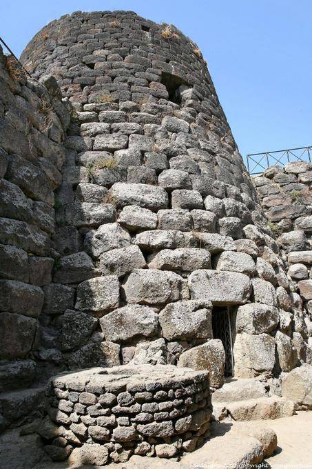 Nuraghe Santu Antine, puits et tour - Sardaigne