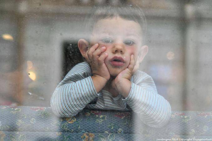 Olbia, enfant derrière la vitre embuée - Sardaigne