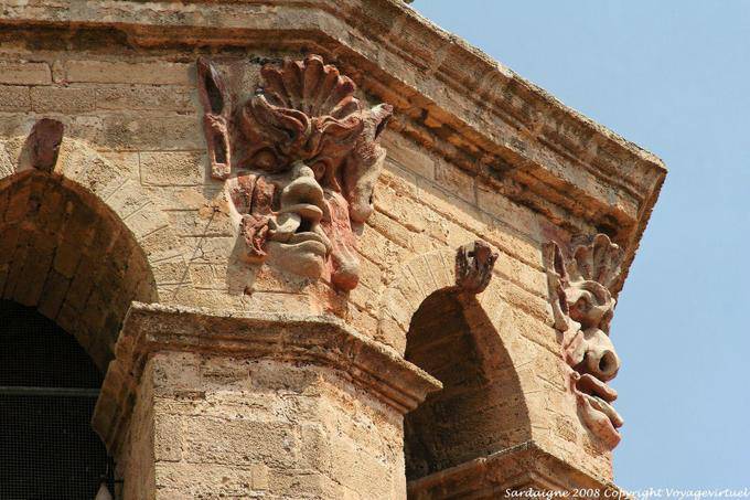 Tête sculptée monstrueuse dans un angle, Cattedrale di Santa Maria, Oristano - Sardaigne