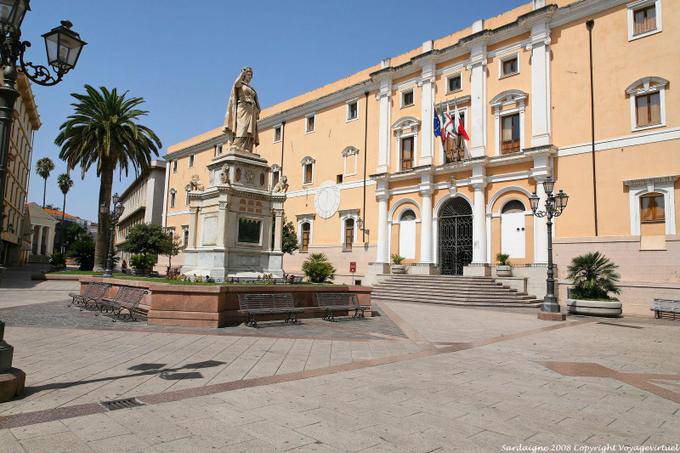 Monument de marbre à Giudicessa Eleanor, Oristano Piazza Eleonora - Sardaigne