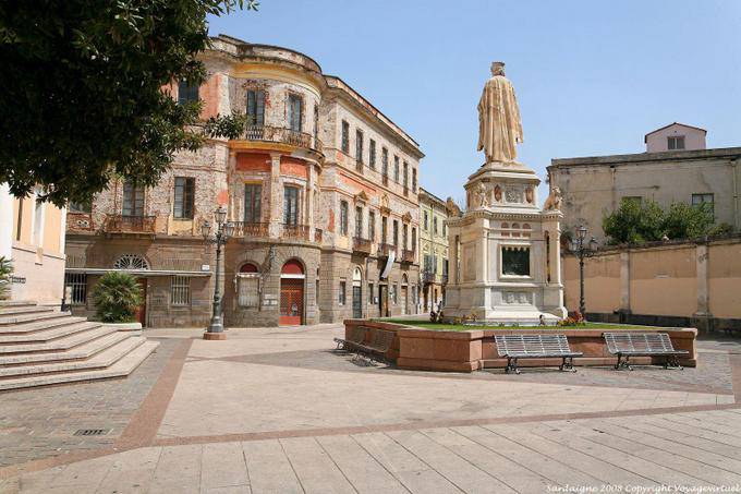 Palais face à la statue de la Giudicessa, piazza Eleonora, Oristano - Sardaigne