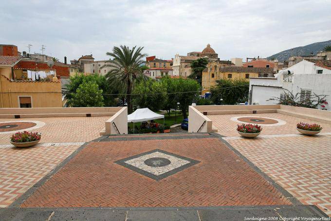 Orosei, Chiesa San Giacomo, le parvis - Sardaigne