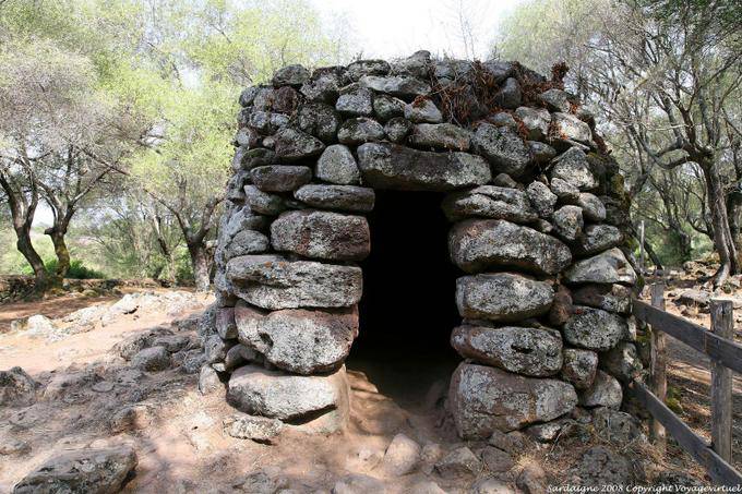 Santa Cristina, entrée de pierre du nuraghe - Sardaigne