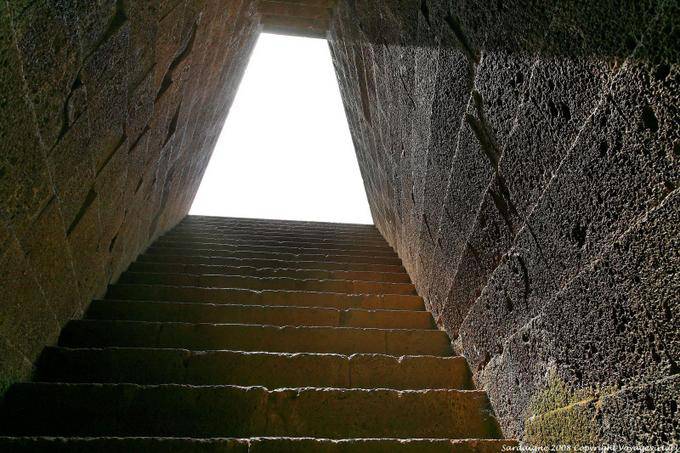 Santa Cristina, dans le puits, remontée vers la lumière - Sardaigne