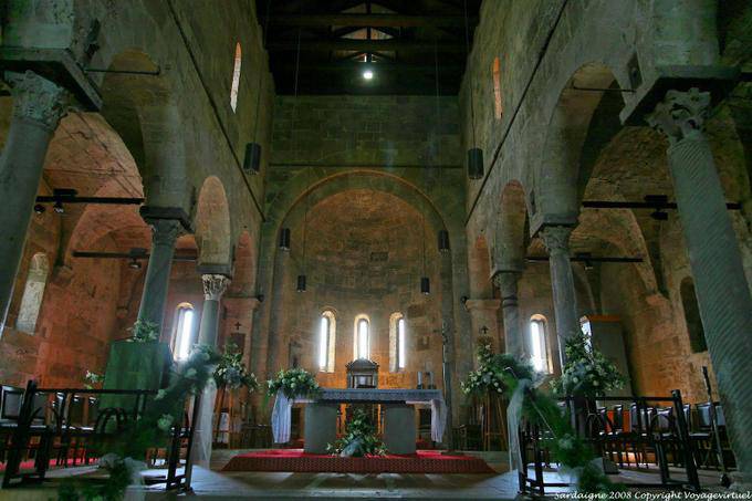 Santa Giusta, autel principal de la Basilica romanica Santa Justa - Sardaigne
