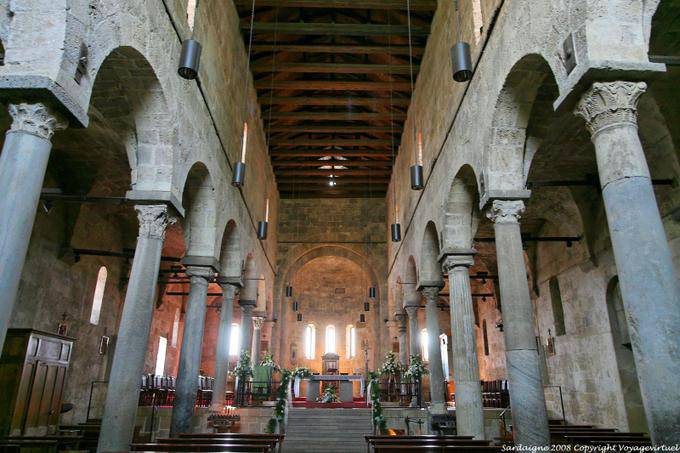 Santa Giusta, nef à colonnes en marbre de Thorros, Basilique - Sardaigne