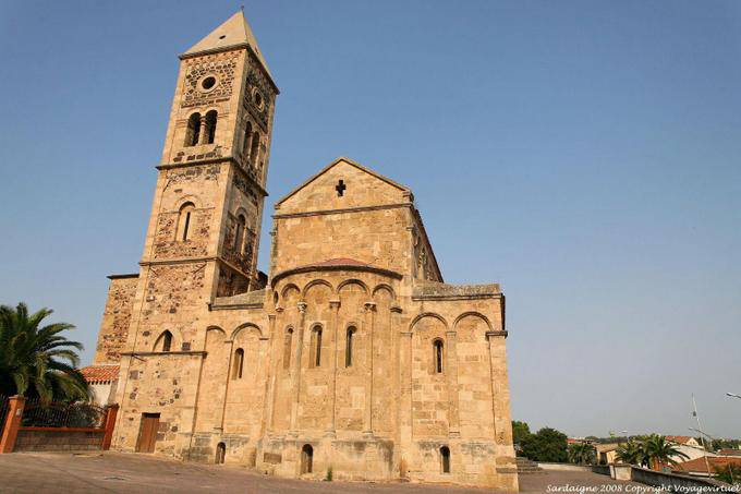 Santa Giusta, panorama extérieur de la Basilica Romanica Santa Justa - Sardaigne