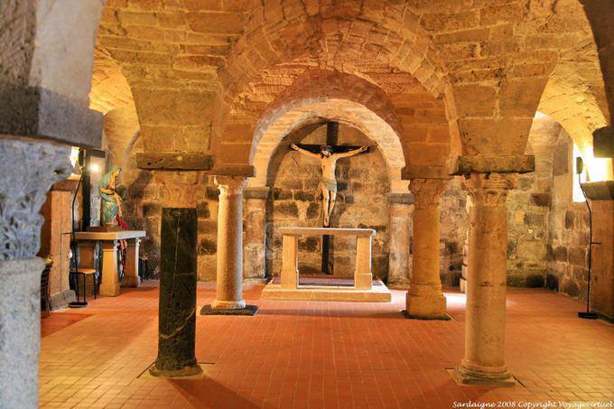 Santa Giusta, vue de la crypte de la Basilique - Sardaigne