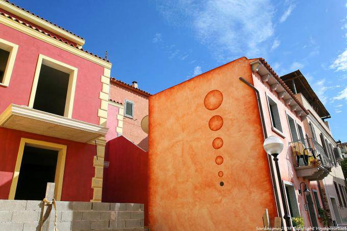 Couleurs sur les maisons, Santa Teresa di Gallura, via del Mare - Sardaigne
