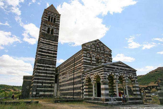 Basilica della Santissima Trinità di Saccargia, construite en basalte noir et en calcaire blanc - Sardaigne