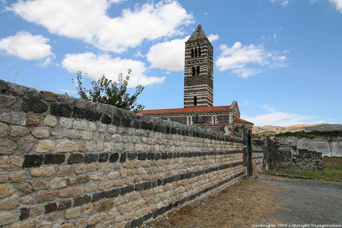 Basilica della Santissima Trinità di Saccargia, vue depuis le mur du monastère - Sardaigne