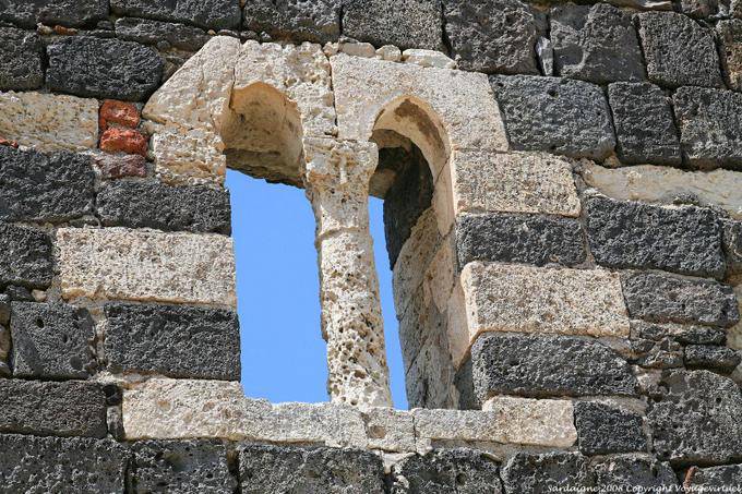 Basilica della Santissima Trinità di Saccargia, une fenêtre à colonne du monastère - Sardaigne