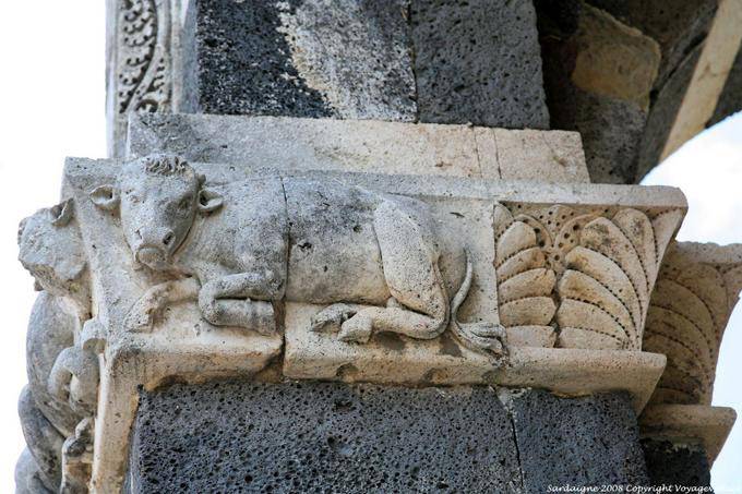 Basilica della Santissima Trinità di Saccargia, vache sculptée sur un pilier extérieur - Sardaigne