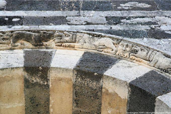 Basilica della Santissima Trinità di Saccargia, chapiteau décorés par des figures monstrueuses. - Sardaigne