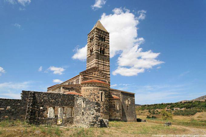 Basilique de la Sainte Trinité de Saccargia, vue depuis l'arrière de l'église - Sardaigne