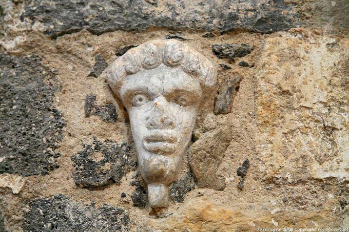 Basilica della Santissima Trinità di Saccargia, tête sculptée dans un mur - Sardaigne
