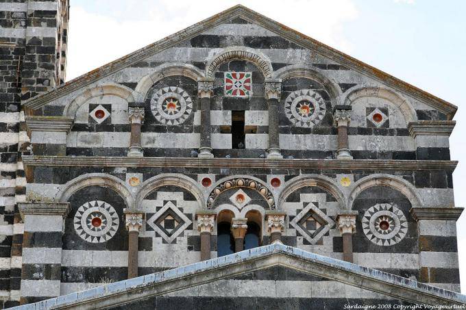 Basilica della Santissima Trinità di Saccargia, zoom sur la décoration du haut de la façade - Sardaigne