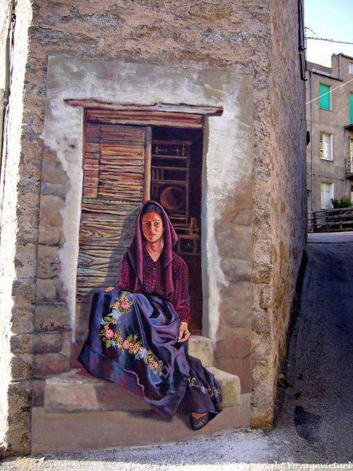 Sarule, la belle à l'angle de la maison, peinture murale - Sardaigne