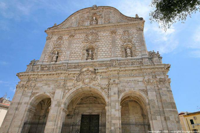 Décoration baroque au dessus du portique, façade du museo del Tesoro, Duomo San Nicola, Sassari - Sardaigne